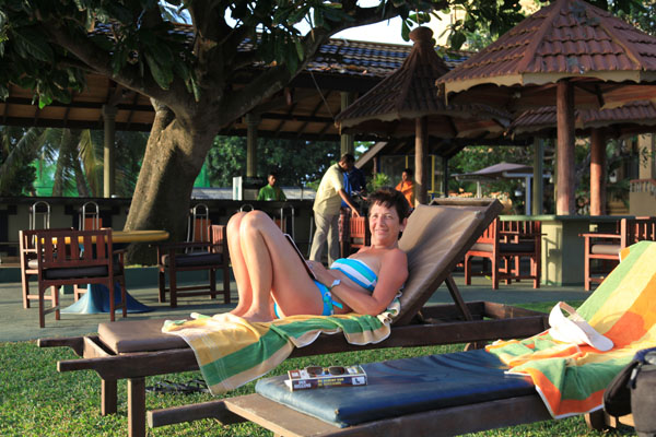 Gina in de tuin van het hotel